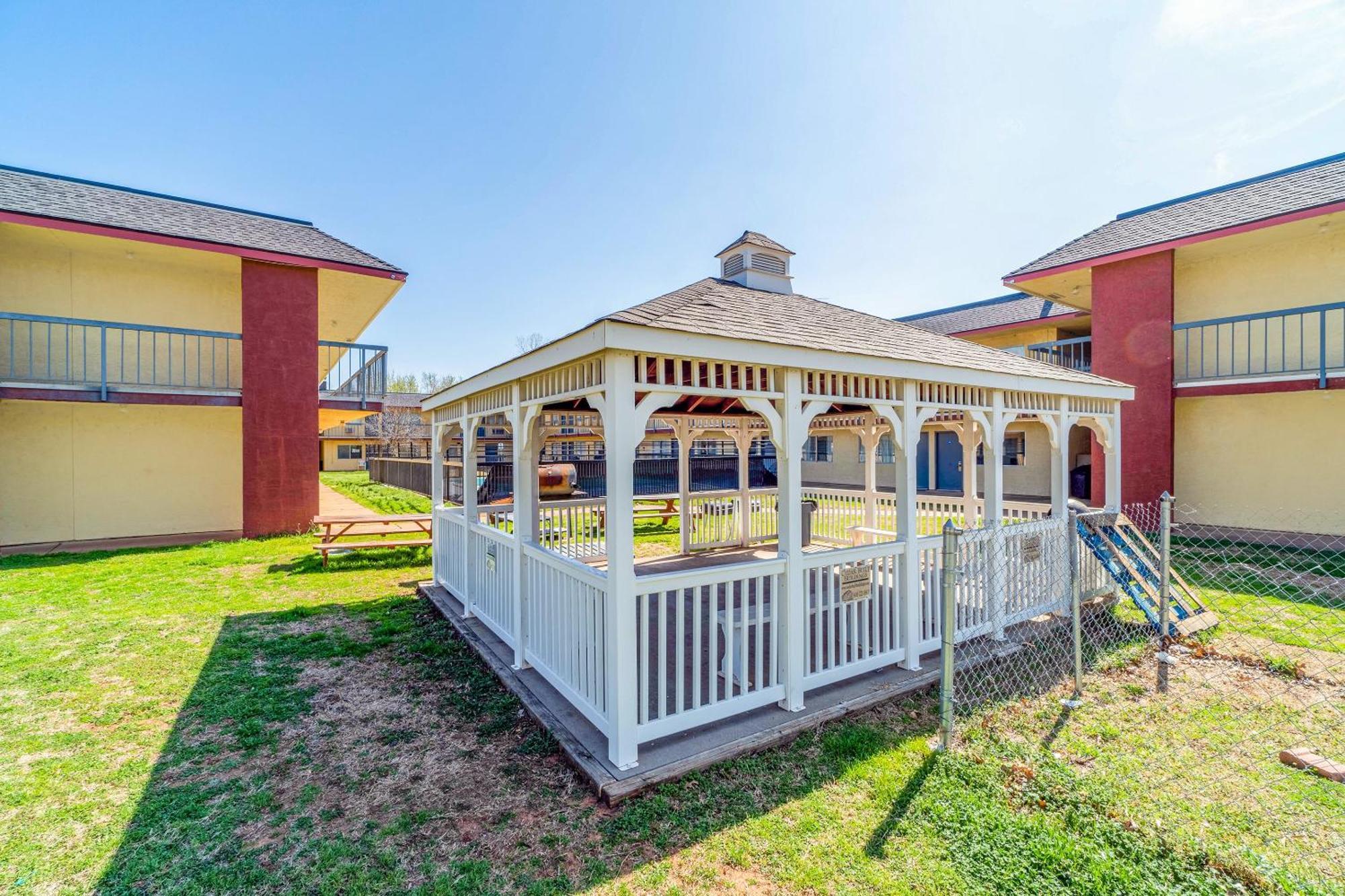 Castle Inn & Suites By Oyo Chickasha Exterior photo