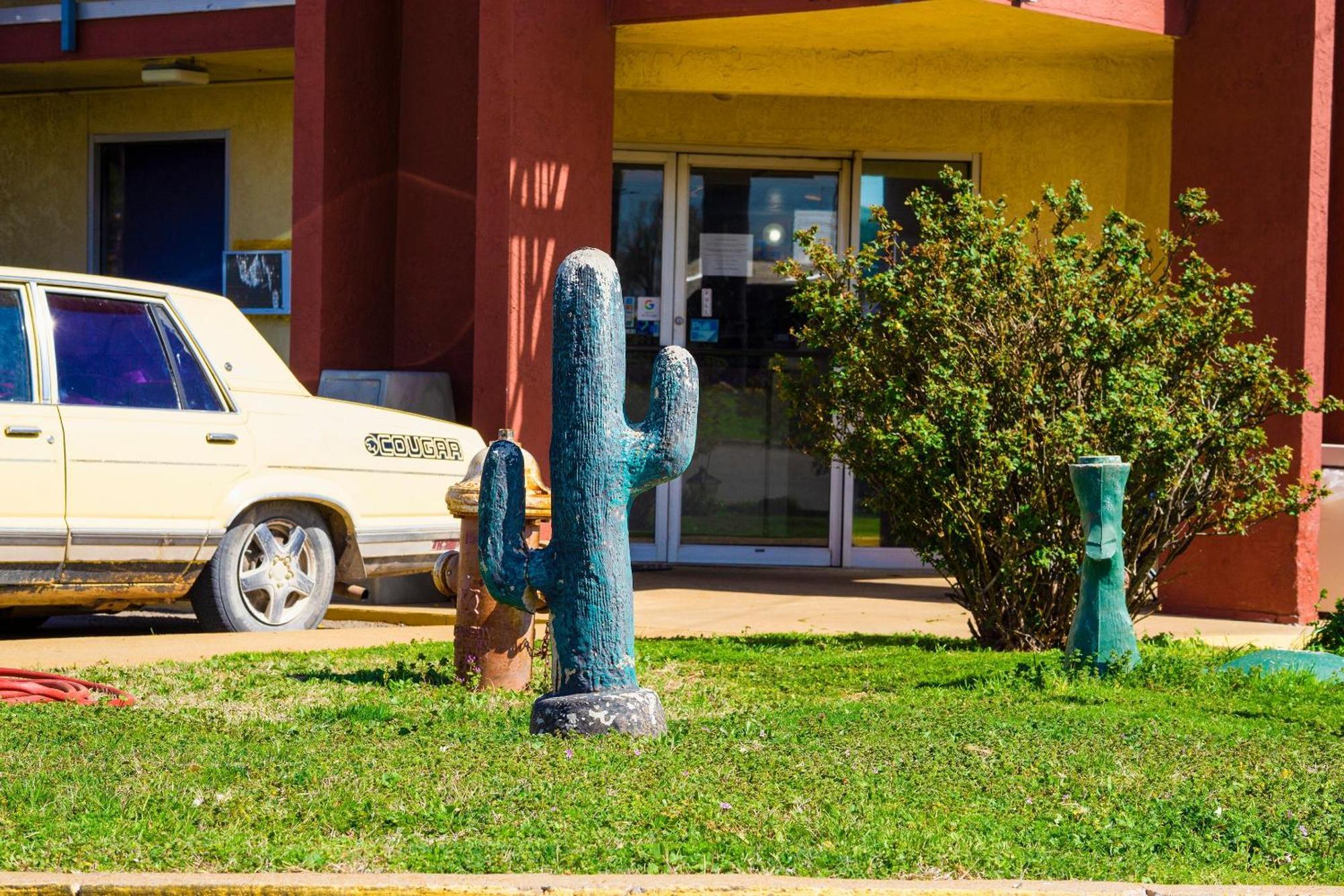 Castle Inn & Suites By Oyo Chickasha Exterior photo